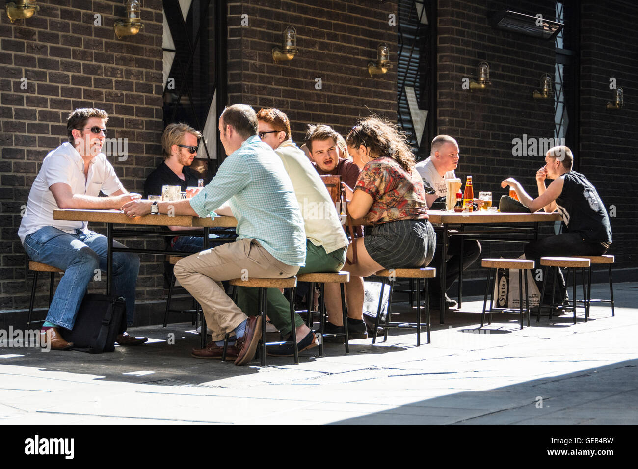 Eine Gruppe von Menschen Essen und Geselligkeit in einem von Londons West End Straßen Stockfoto