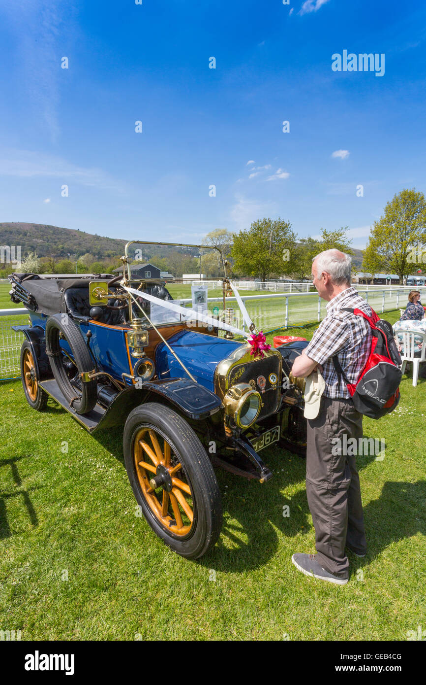 Ein Besucher bewundern einen Jahrgang 1911 weiß GA Tourer bei 2016 RHS Malvern Spring Show, Worcestershire, England, UK Stockfoto