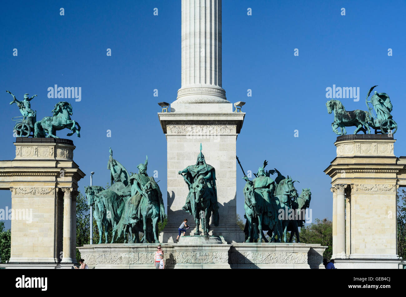 Budapest: Heldenplatz (Hösök Tere) mit dem Millennium-Denkmal, 7 Magyar Stammesfürsten auf dem Pferderücken, Ungarn, Budapest, Stockfoto
