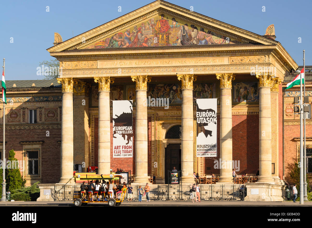 Budapest: Kunstzentrum am Heldenplatz (Hösök Tere), Bierbike, Ungarn, Budapest, Stockfoto