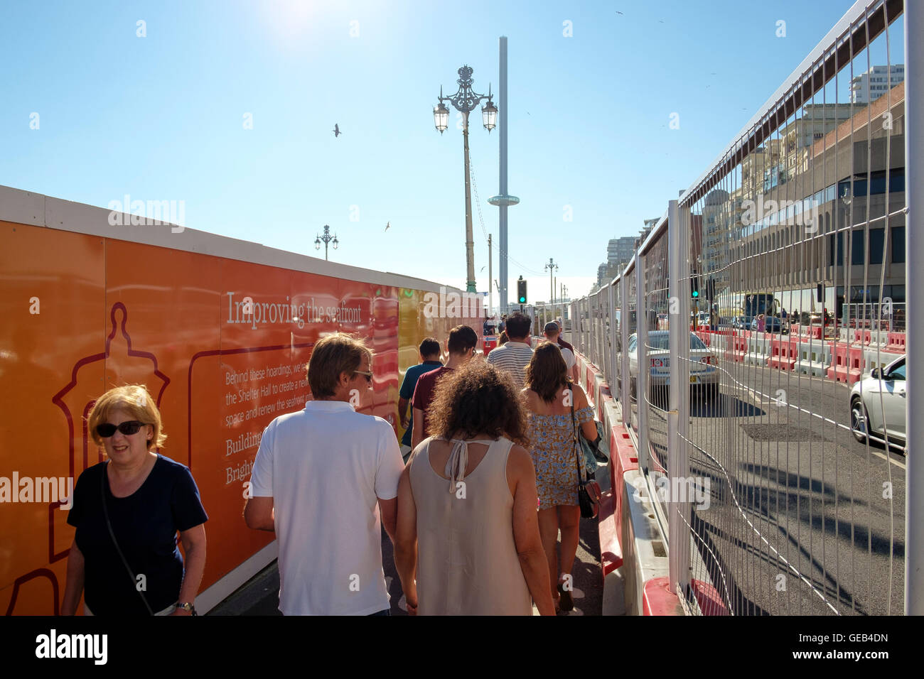 Brighton, UK - 23. Juli 2016: Scharen von Besuchern zu quetschen, zwischen Werbetafeln auf Brighton Seafront und Straßenbau errichtet Stockfoto