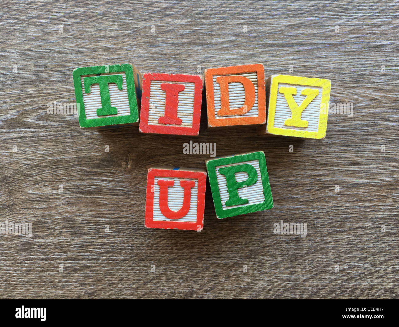 TIDY UP Satz mit Holz-Block-Buchstaben geschrieben Stockfoto