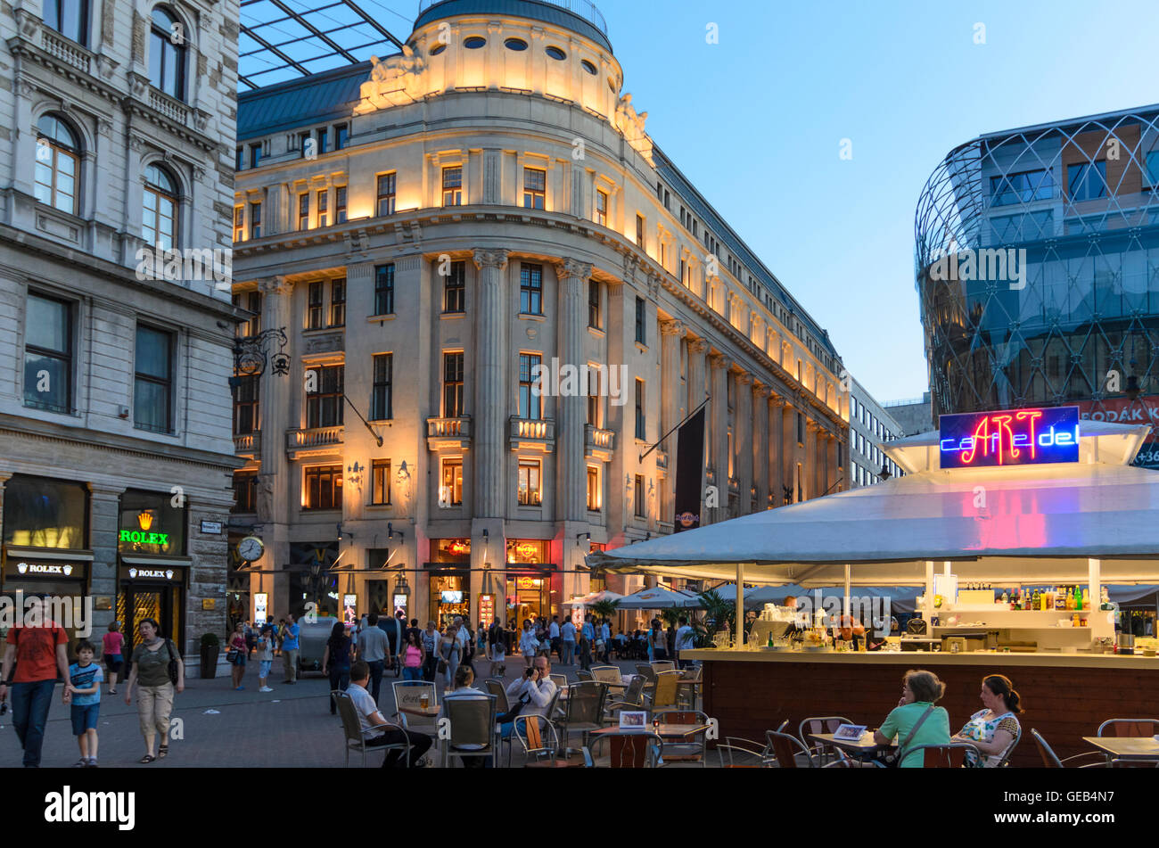 Budapest: quadratisch Vörösmarty ter mit Restaurants und eines Bürogebäudes, Ungarn, Budapest, Stockfoto