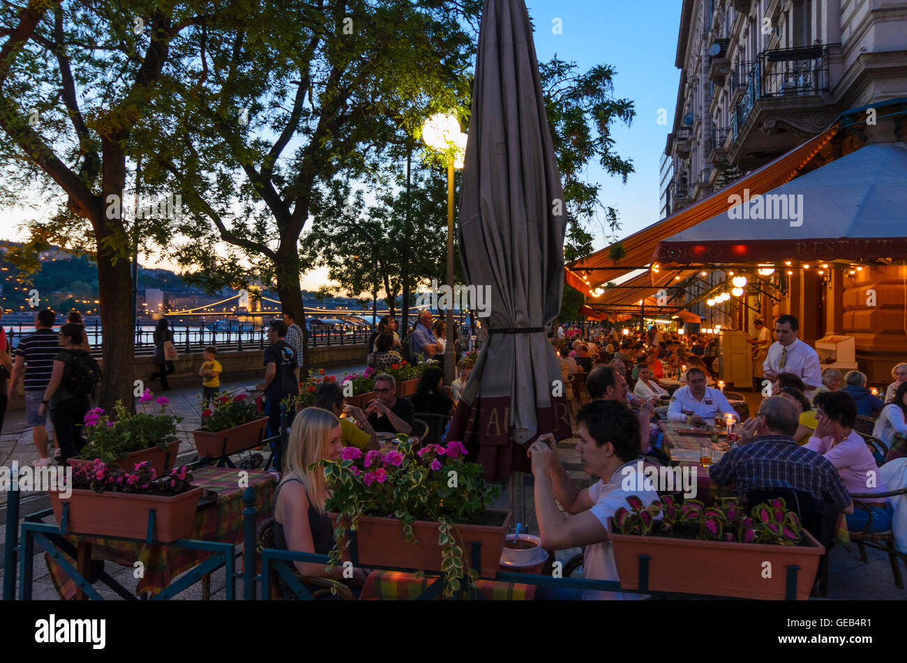 Budapest: Fußgängerzone Donau-Promenade an der Donau mit Restaurant, Ungarn, Budapest Stockfoto