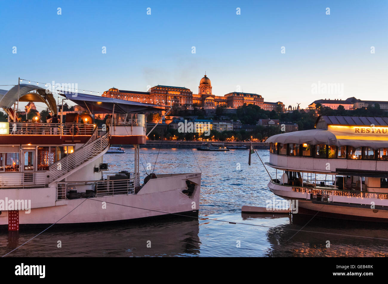 Budapest: Donau Restaurantschiffe und Blick auf die Burg von Buda, Ungarn, Budapest, Stockfoto