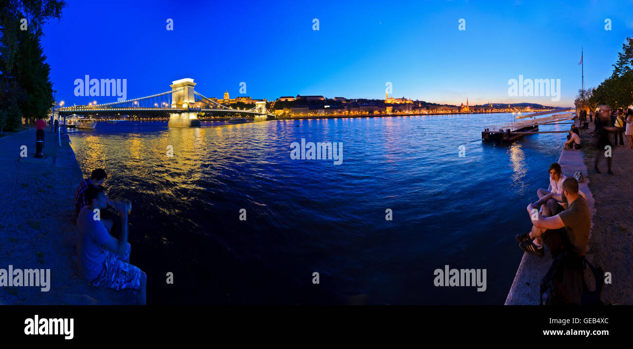 Budapest: Donau mit Kettenbrücke, Budaer Burg, Fischerbastei Bastion und Matthiaskirche, Ungarn, Budapest, Stockfoto