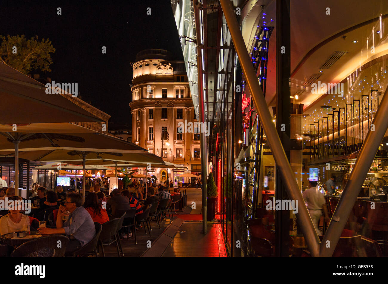 Budapest: quadratisch Vörösmarty ter mit Restaurants und eines Bürogebäudes, Ungarn, Budapest, Stockfoto