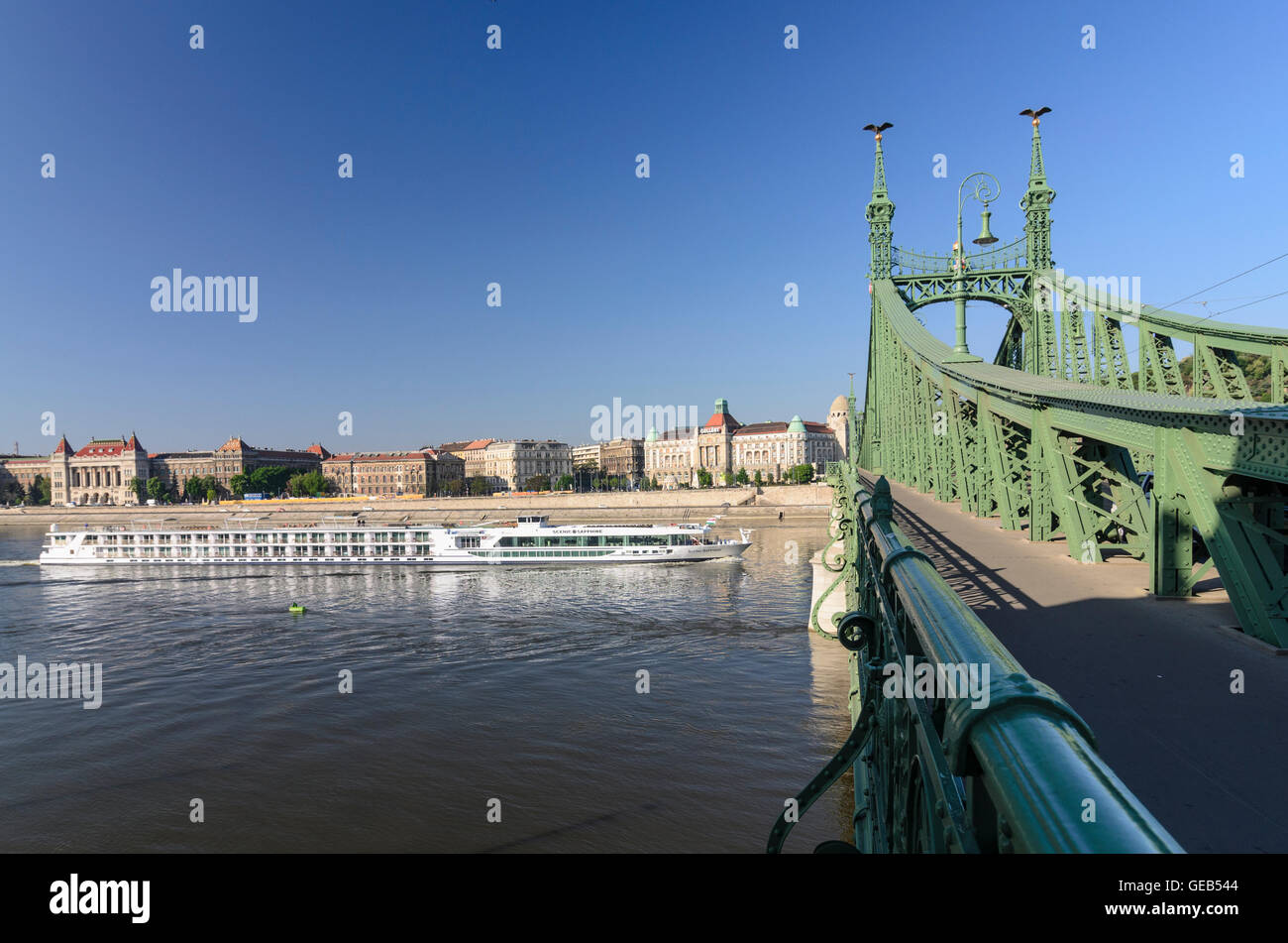 Budapest: Freiheitsbrücke (Szabadsag hid) auf der Donau mit Blick auf das Hotel Gellert und die technische Universität, Ungarn, Stockfoto