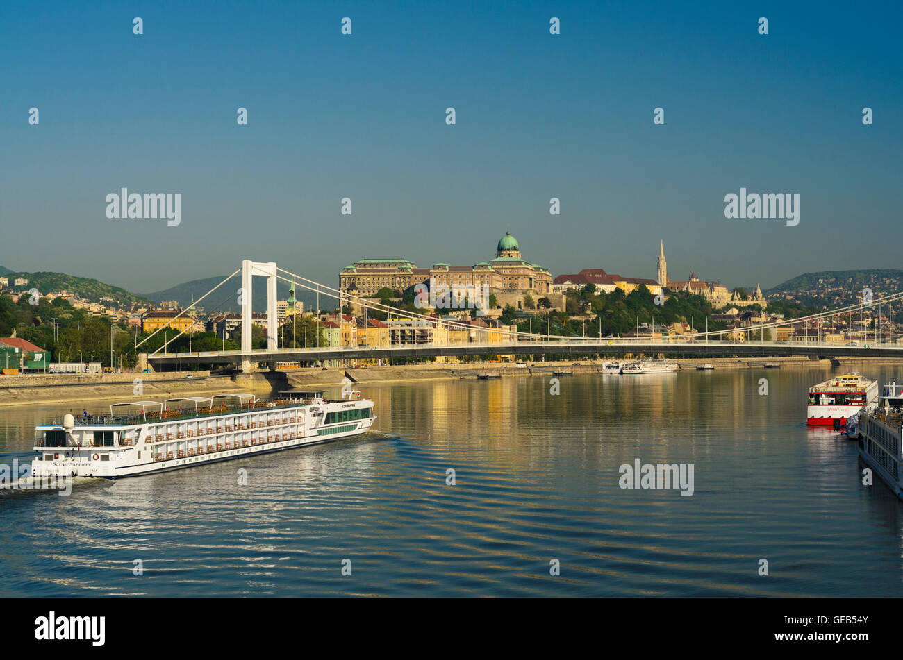 Budapest: Blick von der Liberty-Brücke auf der Elisabethbrücke (Erzsebet versteckte) auf der Donau, die Budaer Burg und die Matthiaskirche, Stockfoto