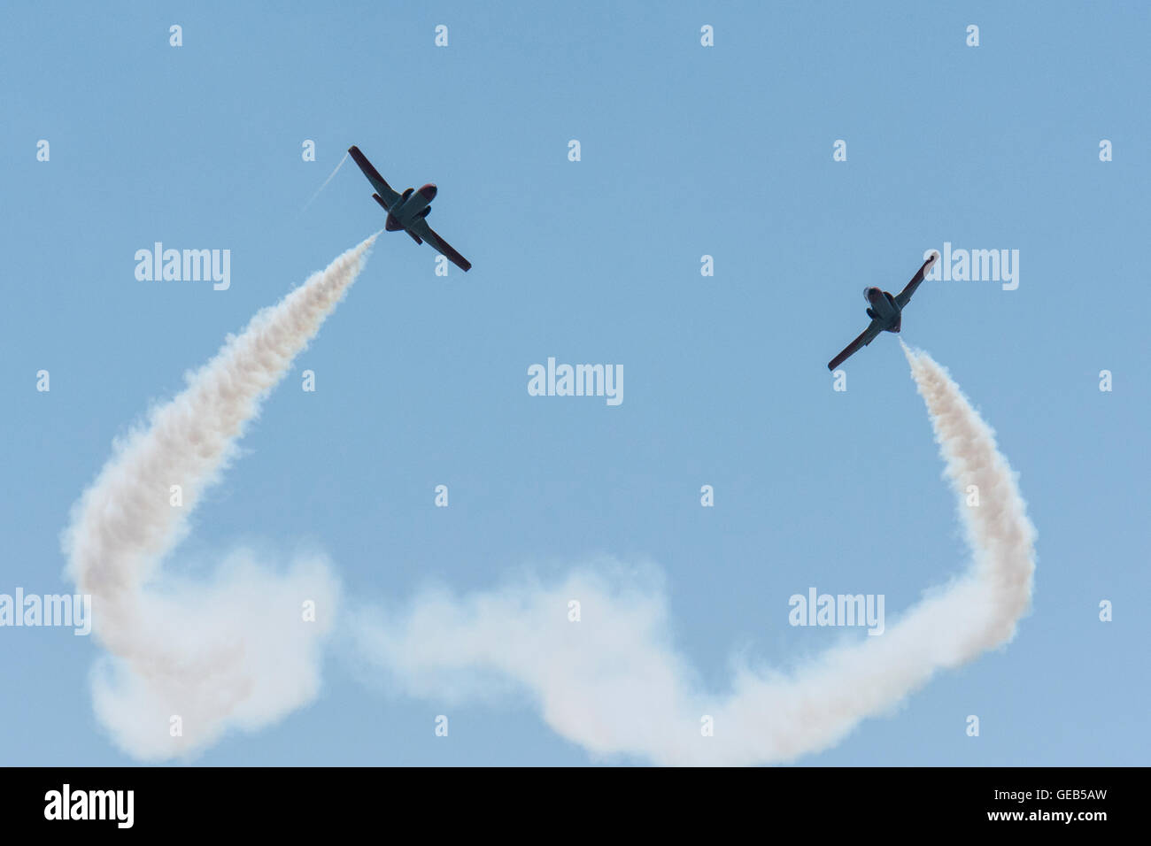 Santiago De La Ribera, Spanien. 24. Juli 2016. Zwei Piloten der BoerseBZ Aguila führt ein paar Kreuzung. Das "Patrulla Aguila", Eagle Patrol, Kunstflug Demonstration Team der spanischen Luftwaffe, Anzeigen einer Luftleistung in Santiago De La Ribera. © Mario Gonzalez/Pacific Press/Alamy Live-Nachrichten Stockfoto