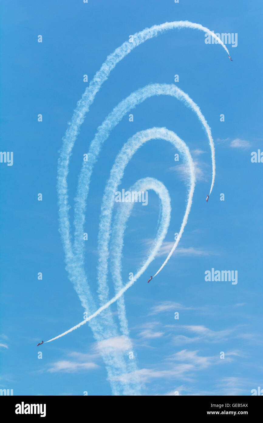 Santiago De La Ribera, Spanien. 24. Juli 2016. Die Patrulla Aguila zieht eine Schnecke in die Luft. Das "Patrulla Aguila", Eagle Patrol, Kunstflug Demonstration Team der spanischen Luftwaffe, Anzeigen einer Luftleistung in Santiago De La Ribera. © Mario Gonzalez/Pacific Press/Alamy Live-Nachrichten Stockfoto