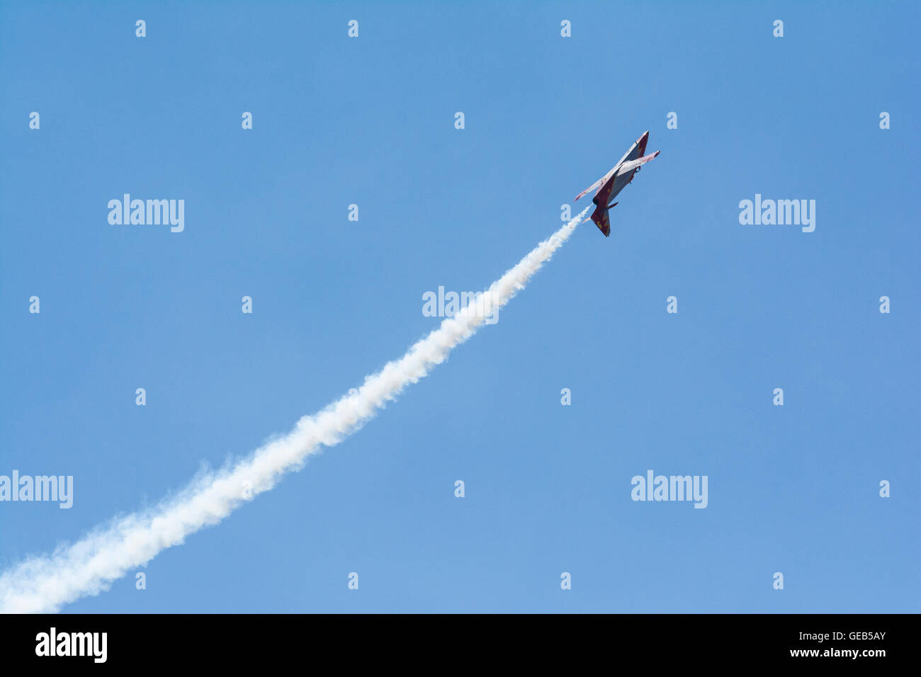 Santiago De La Ribera, Spanien. 24. Juli 2016. Die Nummer 5 der Patrulla Aguila macht einen invertierten looping. Das "Patrulla Aguila", Eagle Patrol, Kunstflug Demonstration Team der spanischen Luftwaffe, Anzeigen einer Luftleistung in Santiago De La Ribera. © Mario Gonzalez/Pacific Press/Alamy Live-Nachrichten Stockfoto