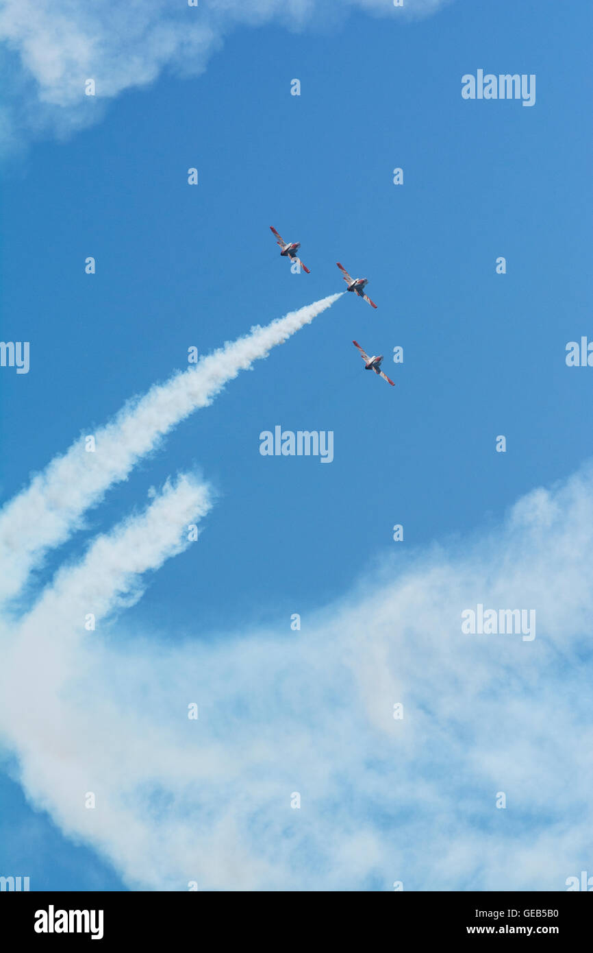 Santiago De La Ribera, Spanien. 24. Juli 2016. Patrulla Aguila fliegen in Formation. Das "Patrulla Aguila", Eagle Patrol, Kunstflug Demonstration Team der spanischen Luftwaffe, Anzeigen einer Luftleistung in Santiago De La Ribera. © Mario Gonzalez/Pacific Press/Alamy Live-Nachrichten Stockfoto