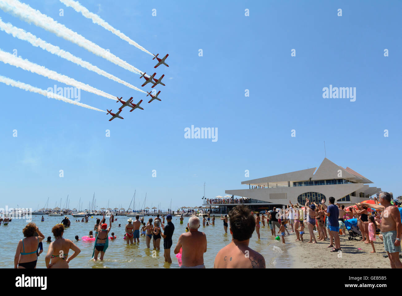 Santiago De La Ribera, Spanien. 24. Juli 2016. Patrulla Aguila fliegen in Formation über Santiago De La Ribera Beach. Das "Patrulla Aguila", Eagle Patrol, Kunstflug Demonstration Team der spanischen Luftwaffe, Anzeigen einer Luftleistung in Santiago De La Ribera. © Mario Gonzalez/Pacific Press/Alamy Live-Nachrichten Stockfoto