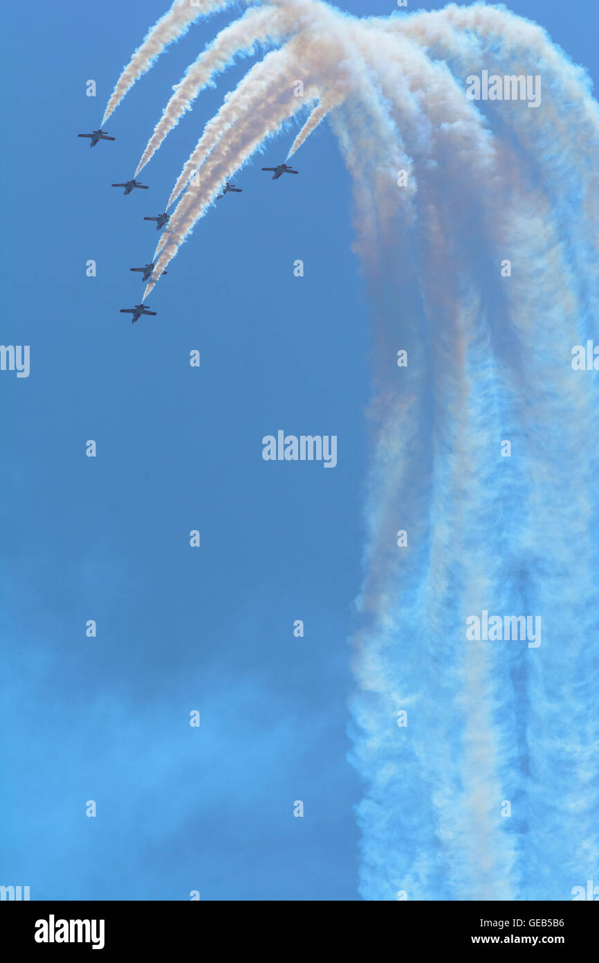 Santiago De La Ribera, Spanien. 24. Juli 2016. Die Patrulla Aguila führt eine Schleife in Bildung. Das "Patrulla Aguila", Eagle Patrol, Kunstflug Demonstration Team der spanischen Luftwaffe, Anzeigen einer Luftleistung in Santiago De La Ribera. © Mario Gonzalez/Pacific Press/Alamy Live-Nachrichten Stockfoto