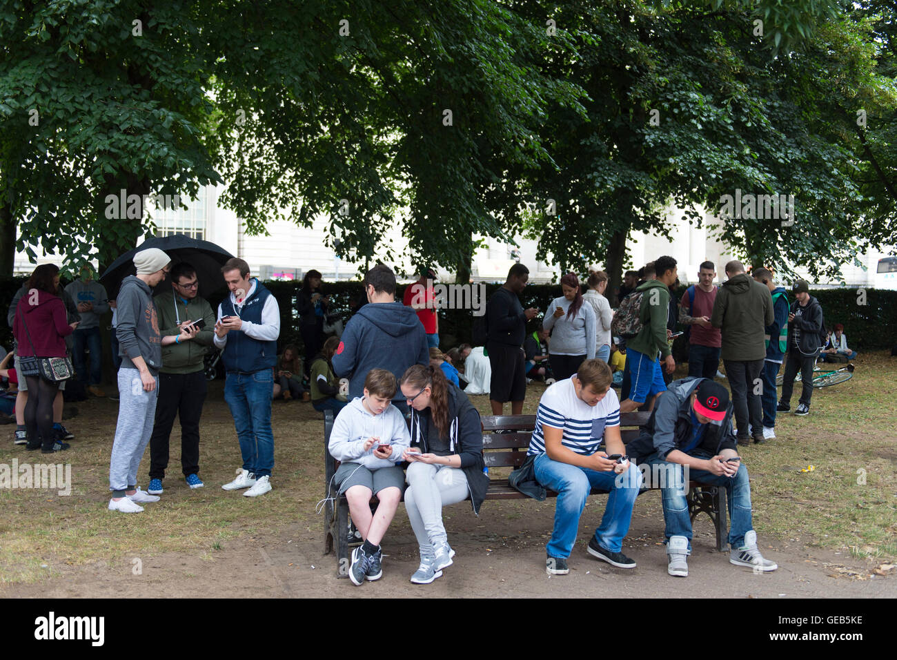 Pokemon gehen Spieler spielen Pokemon auf ihren Mobiltelefonen in den Parks in South Wales, Cardiff, UK. Stockfoto