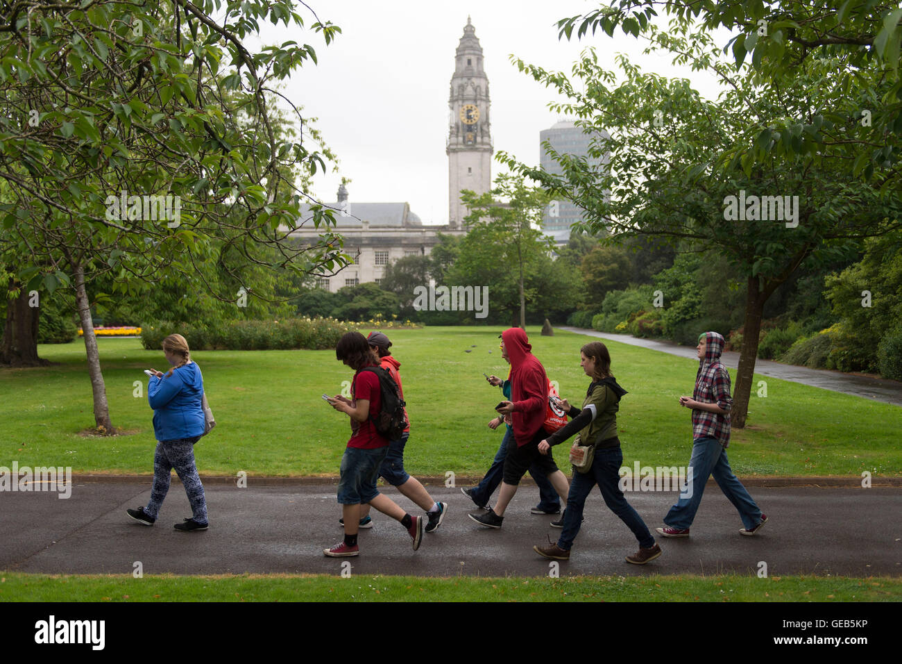 Pokemon gehen Spieler spielen Pokemon auf ihren Mobiltelefonen in den Parks in South Wales, Cardiff, UK. Stockfoto