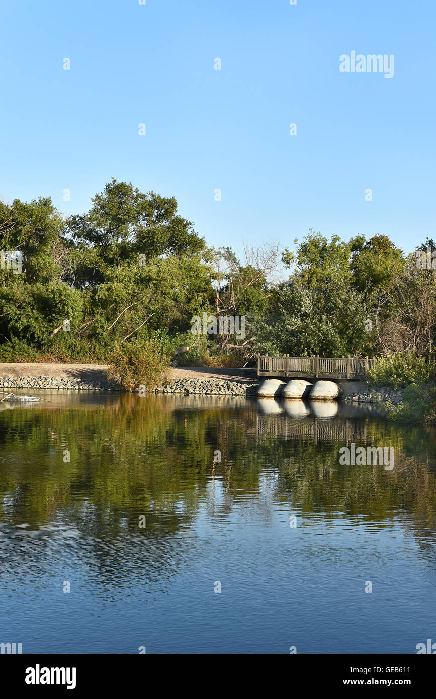 Aussichtsplattform und Teich im San Joaquin Marsh Reserve, Irvine, CA. Stockfoto