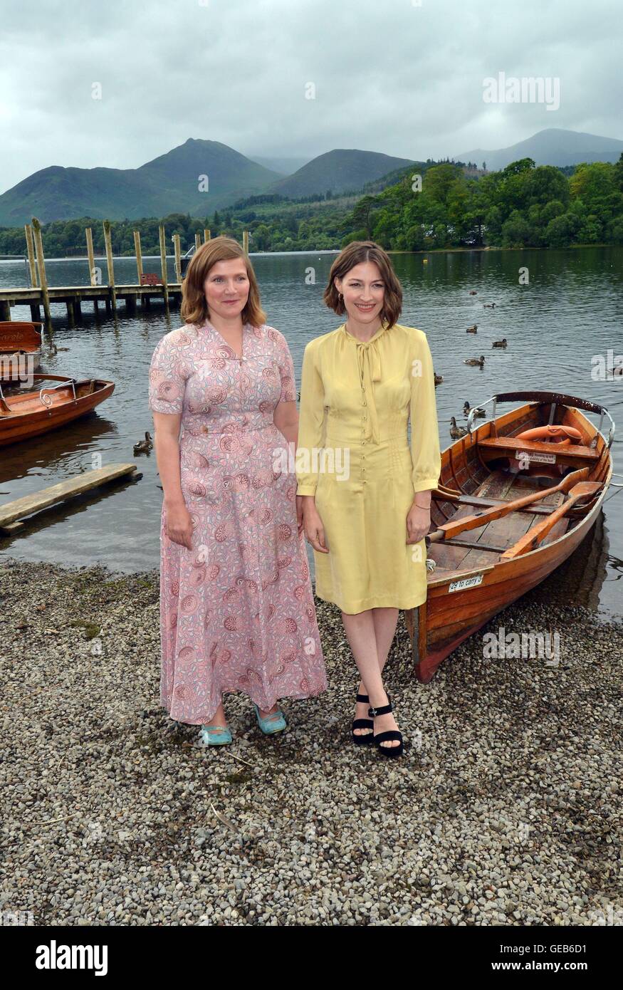 Jessica Haynes (links) und Kelly Macdonald an der Schwalben und Amazonen-premiere am Theater am See in Keswick, Cumbria. Stockfoto