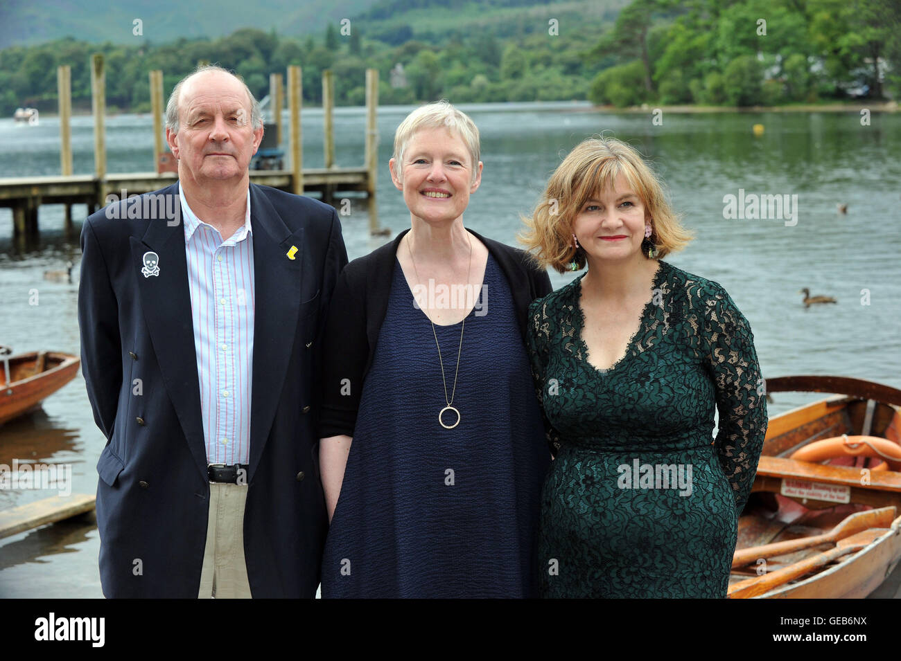 (links nach rechts) Produzent Nick Barton, Direktor Philippa Lowthorpe und Autorin Andrea Gibb an der Schwalben und Amazons premiere im Theater am See in Keswick, Cumbria. Stockfoto