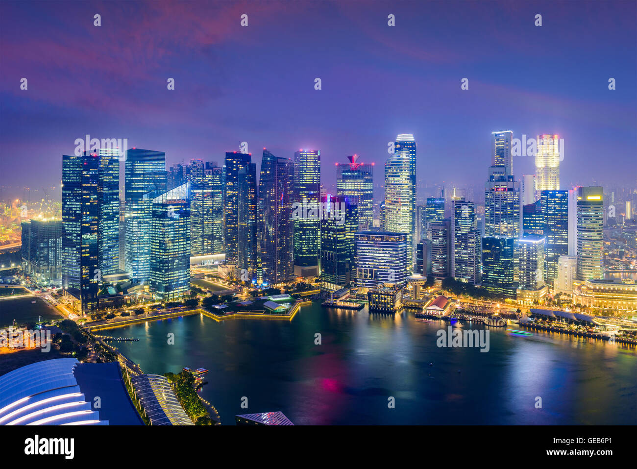 Skyline von Singapur Financial District in der Abenddämmerung. Stockfoto