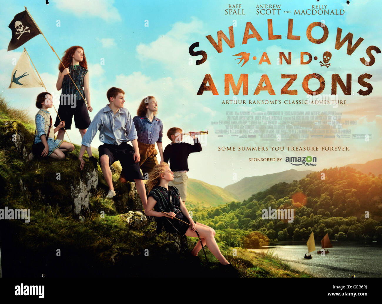 Schwalben und Amazons premiere Plakat am Theater am See in Keswick, Cumbria. Stockfoto