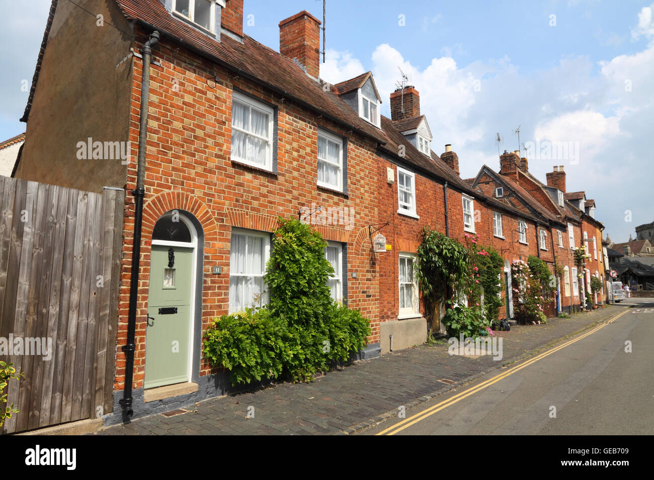 Malerische Reihe von rotem Backstein-Haus in Mill Street, Tewkesbury, England Stockfoto