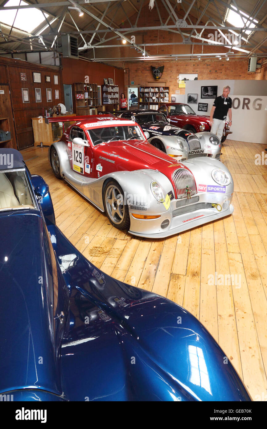 Morgan-Sportwagen auf dem Display während einer Betriebsbesichtigung der Morgan Motor Company Malvern Fabrik, England. Stockfoto