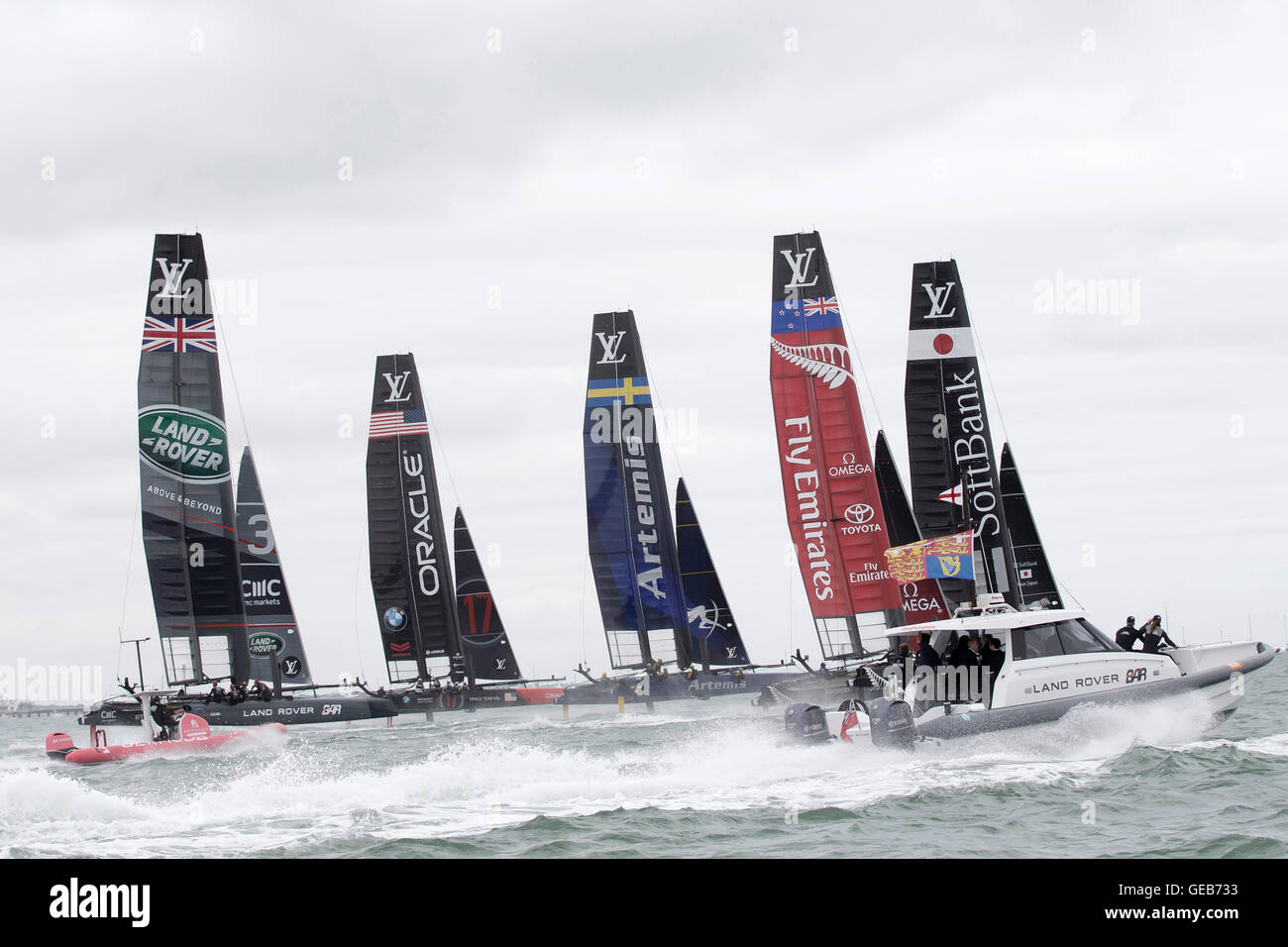 Der Herzog und die Herzogin von Cambridge sitzen an der Vorderseite ein Boot (rechts), wie sie der America Cup World Series Portsmouth Rennen von einem Boot auf dem Solent beobachten. Stockfoto