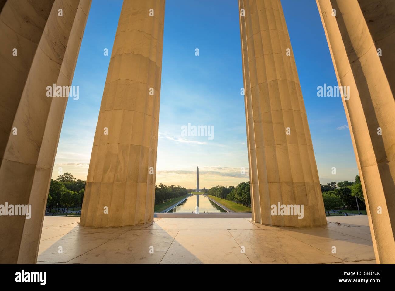 Washington DC am Reflecting Pool und Washington Monument betrachtet vom Lincoln Memorial. Stockfoto