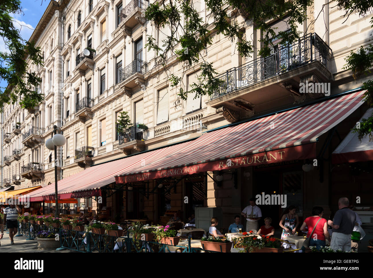 Budapest: Fußgängerzone Donau-Promenade mit Restaurants, Ungarn, Budapest Stockfoto
