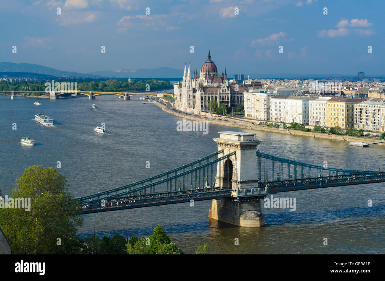 Budapest: Blick vom Burgberg auf der Donau mit Margareteninsel, Parlament und Kettenbrücke, Ungarn, Budapest, Stockfoto