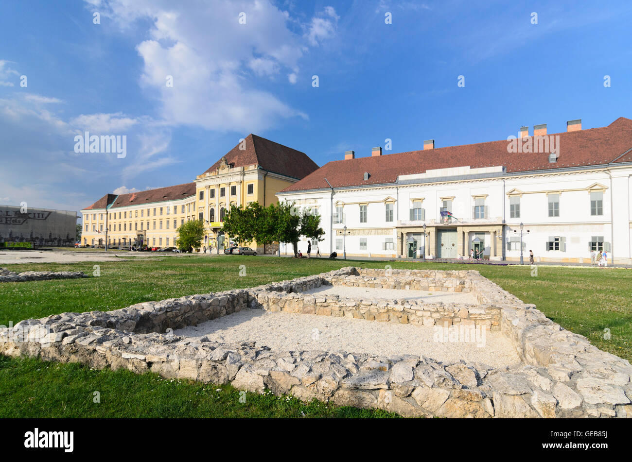 Budapest: Schlosstheater (links) und Sandor-Palast, der Sitz des Präsidenten mit Ausgrabungen die Fundamente einer Kapelle, H Stockfoto