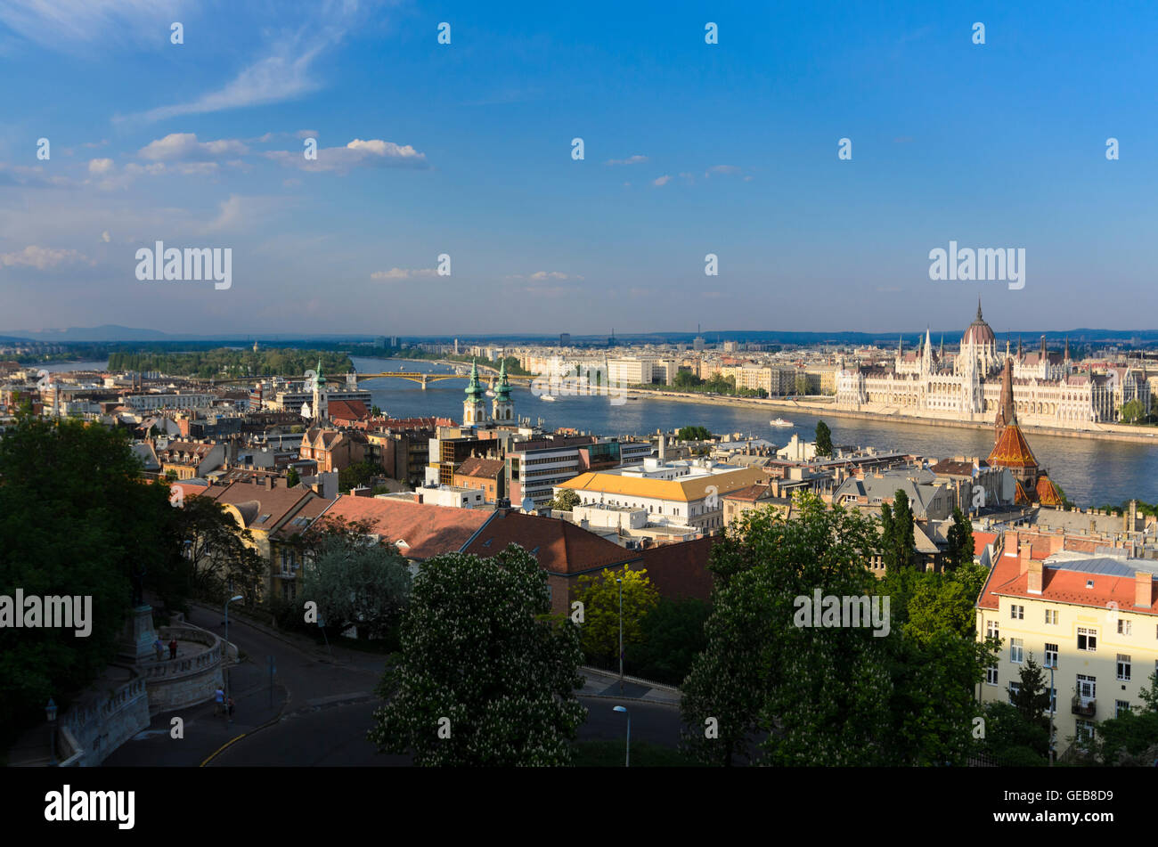 Budapest: Blick von der Fischerbastei auf der Donau, die Margareteninsel und Margaretenbrücke und Parlament, Ungarn, Stockfoto