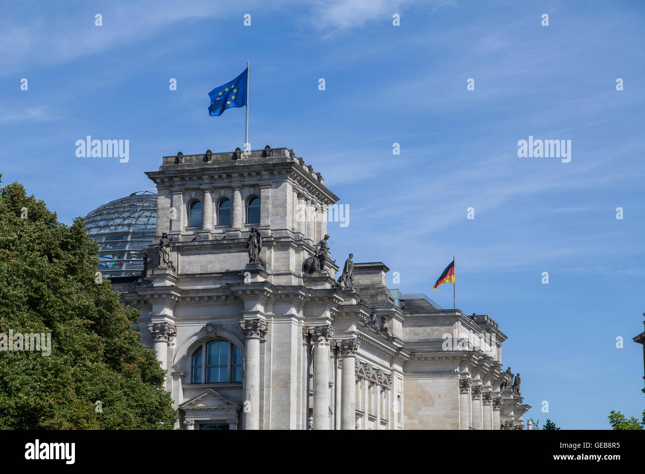 Deutschen Bundestages mit deutschen und EU-Flagge Stockfoto