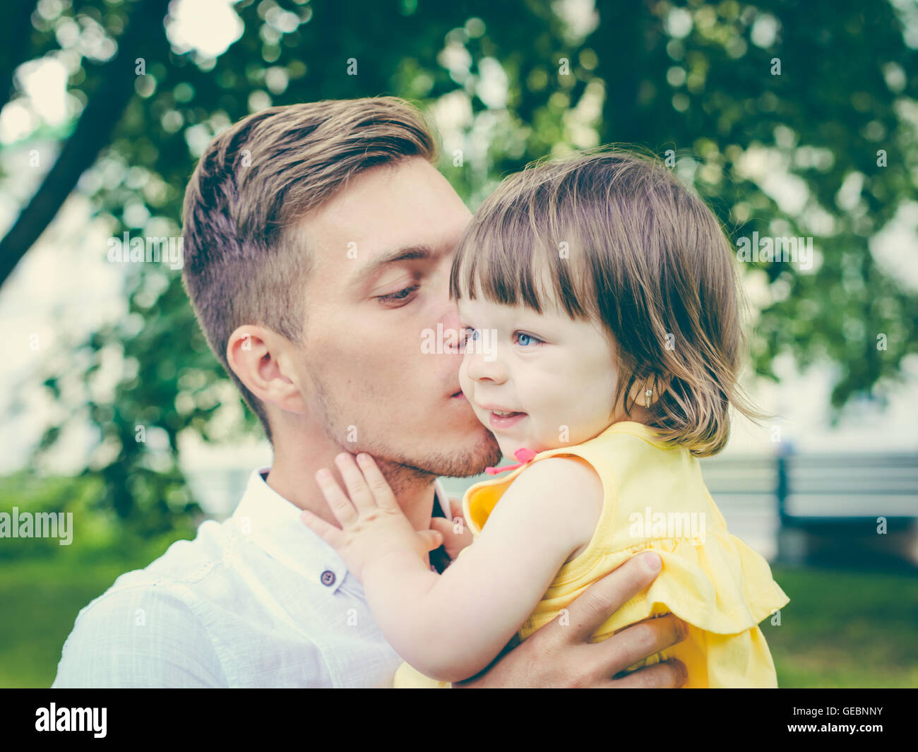 Porträt-Vater seine weinende Tochter hielt hautnah Stockfoto