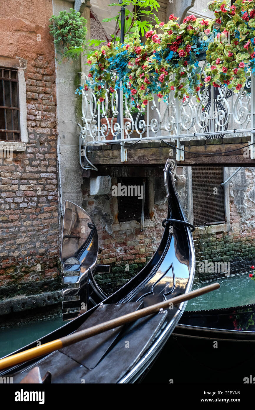 Gondeln unter einer Brücke bedeckt mit Blumen Venedig Italien Stockfoto