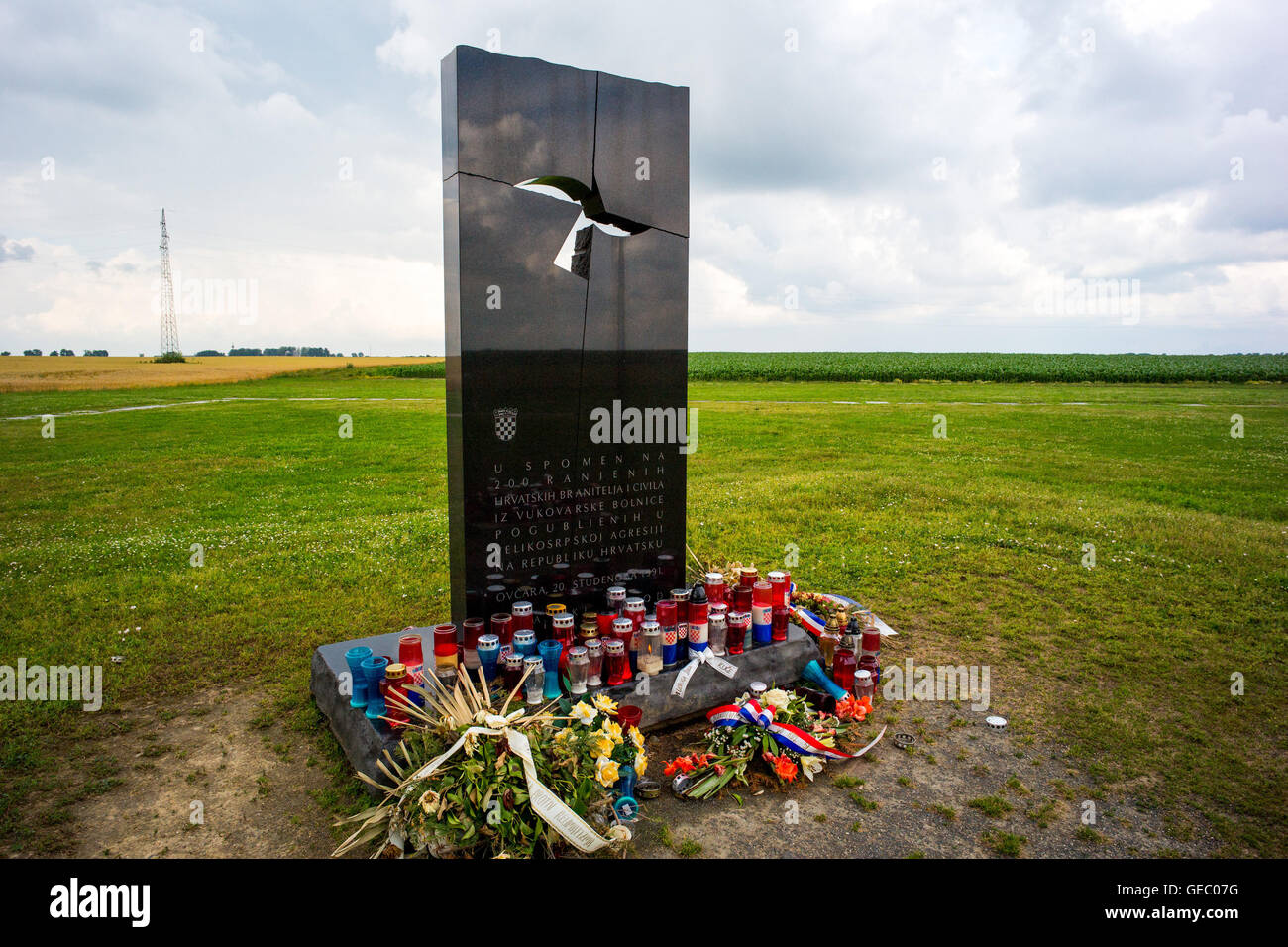 Denkmal, das das Massengrab der Opfer der Massaker von