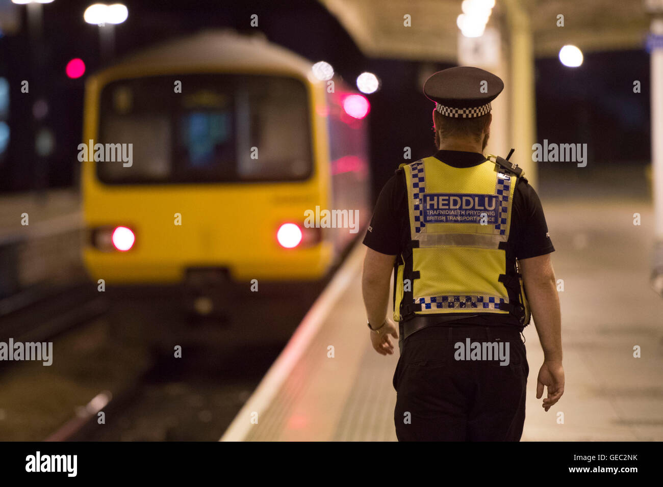 British Transport Police (BTP) Offizier auf Patrouille in Cardiff zentralen Bahnhof. Stockfoto