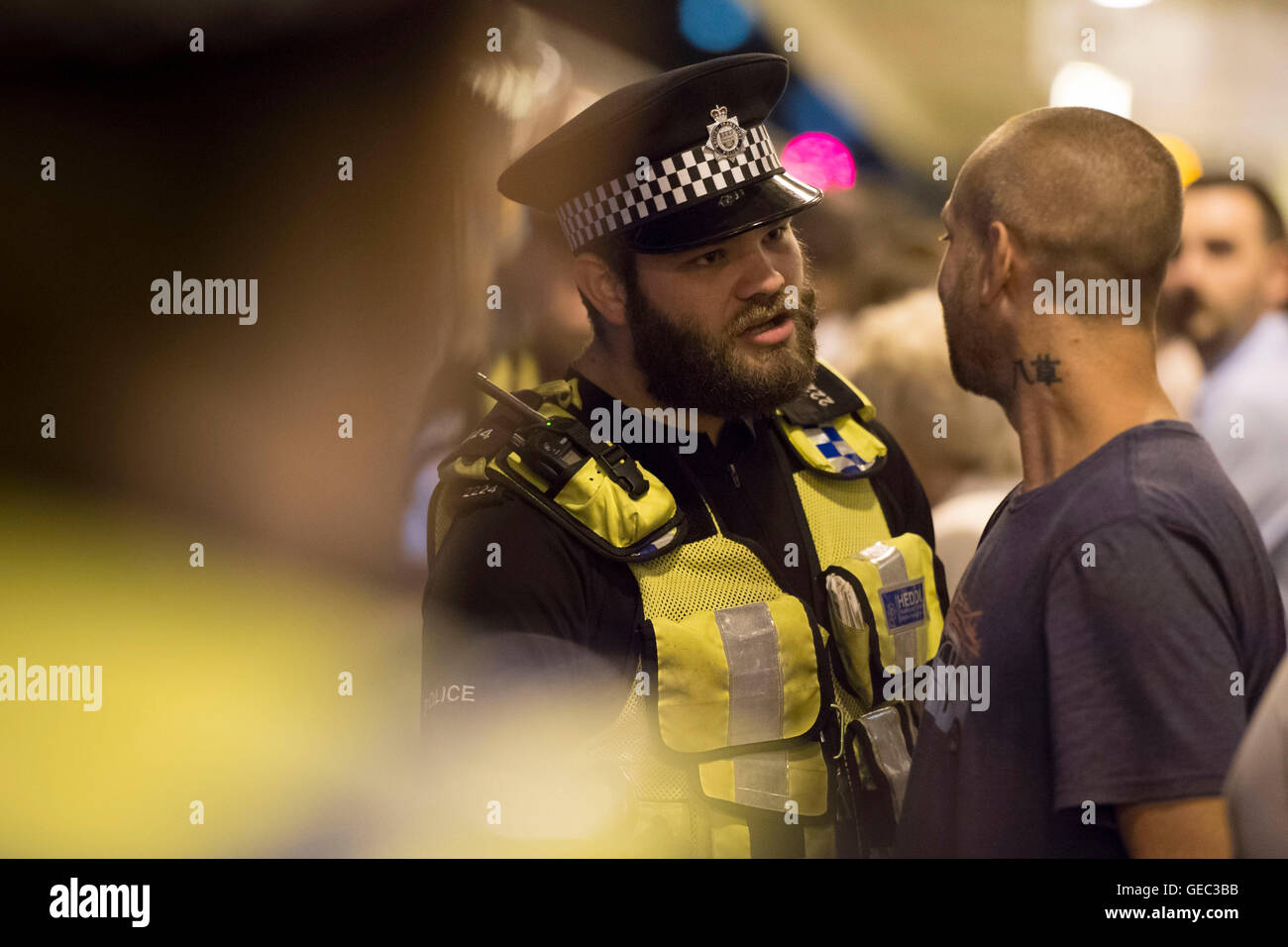 British Transport Police (BTP) bei Cardiff Railway Bahnhof in Cardiff, Wales, Vereinigtes Königreich. Stockfoto