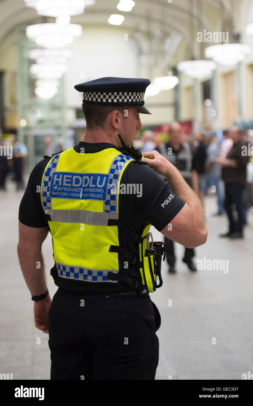 British Transport Police (BTP) bei Cardiff Railway Bahnhof in Cardiff, Wales, Vereinigtes Königreich. Stockfoto