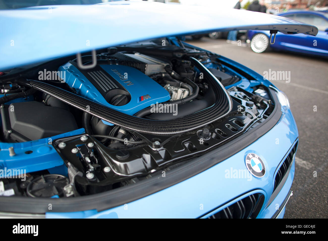 Die offene Motorhaube ein BMW M Performance Limousine und eines Autos und Kaffee treffen in Liverpool Stockfoto