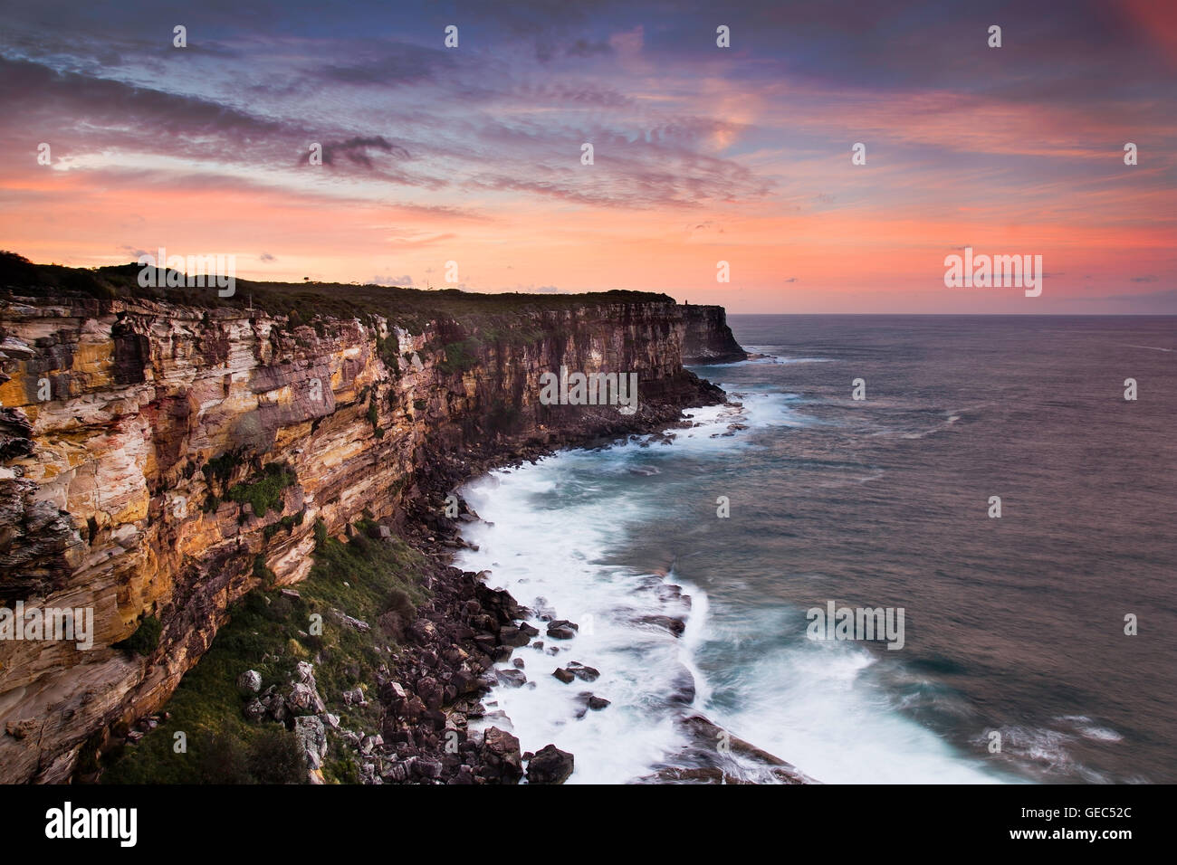 Scharfen felsigen Steilküste von australischen Kontinent Plato mit Blick auf offene Gewässern des Pazifischen Ozeans in Sydney vom North Head Eingang nach Sydney Stockfoto
