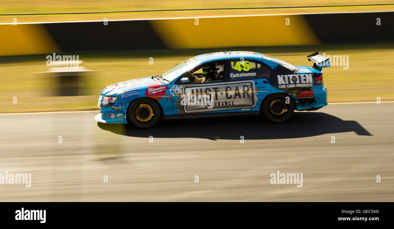 Sydney Motorsport Park, Eastern Creek, Australien am 16. Juli 2016: kommerzielle Rennen V8 Limousine bei einem Renn-Ring. Sportwagen, die eine Stockfoto