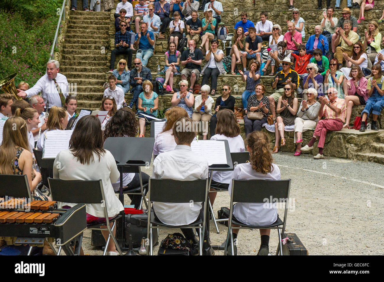 Newquay Tretherras School Band führt an Trebah Gärten Amphitheater in Cornwall. Stockfoto