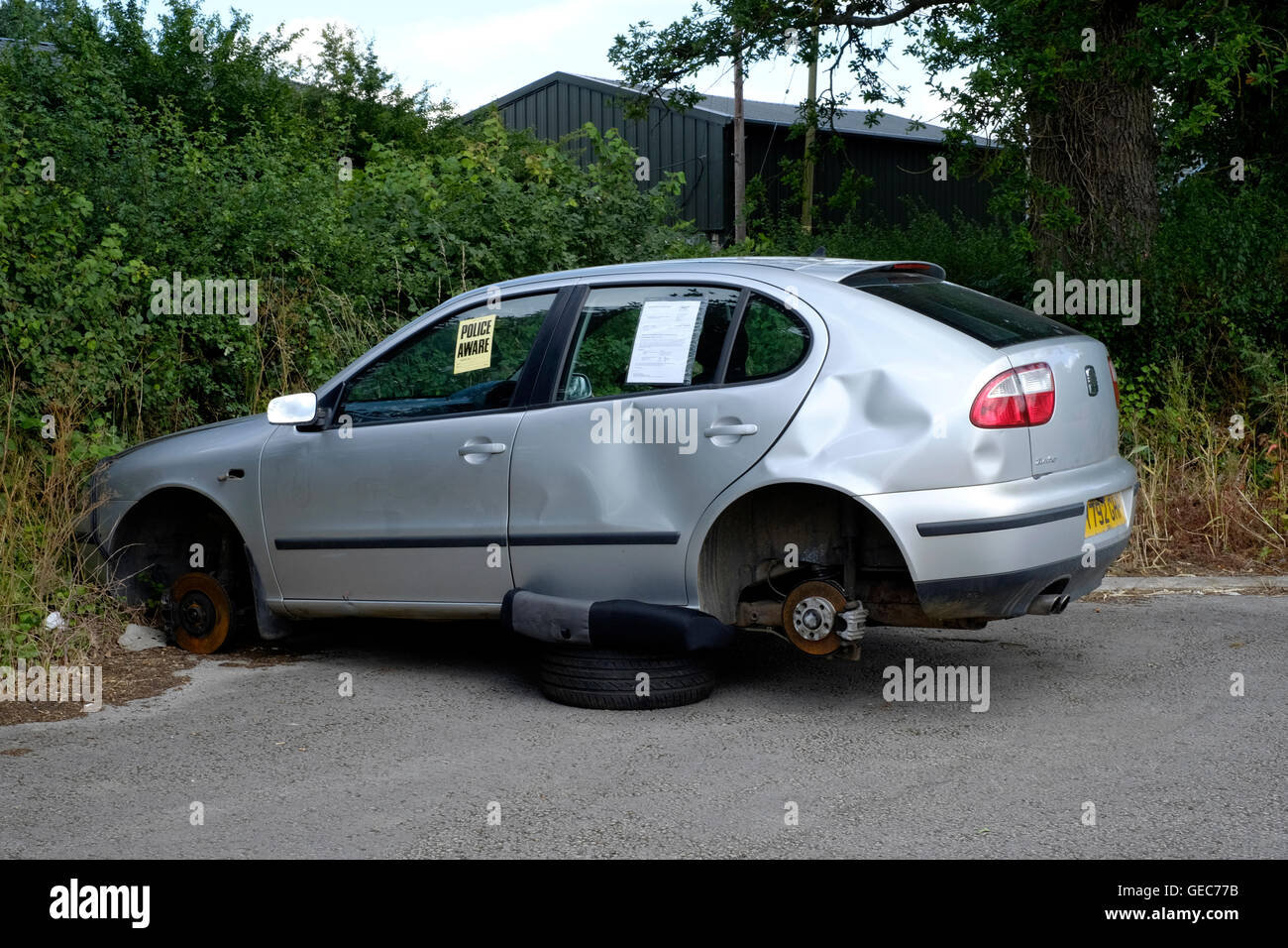 ein gedumpten verwüstet Auto auf einem Parkplatz an der Cropredy England uk Stockfoto