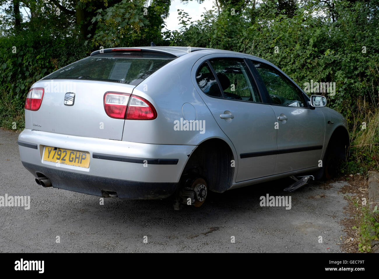 ein gedumpten verwüstet Auto auf einem Parkplatz an der Cropredy England uk Stockfoto