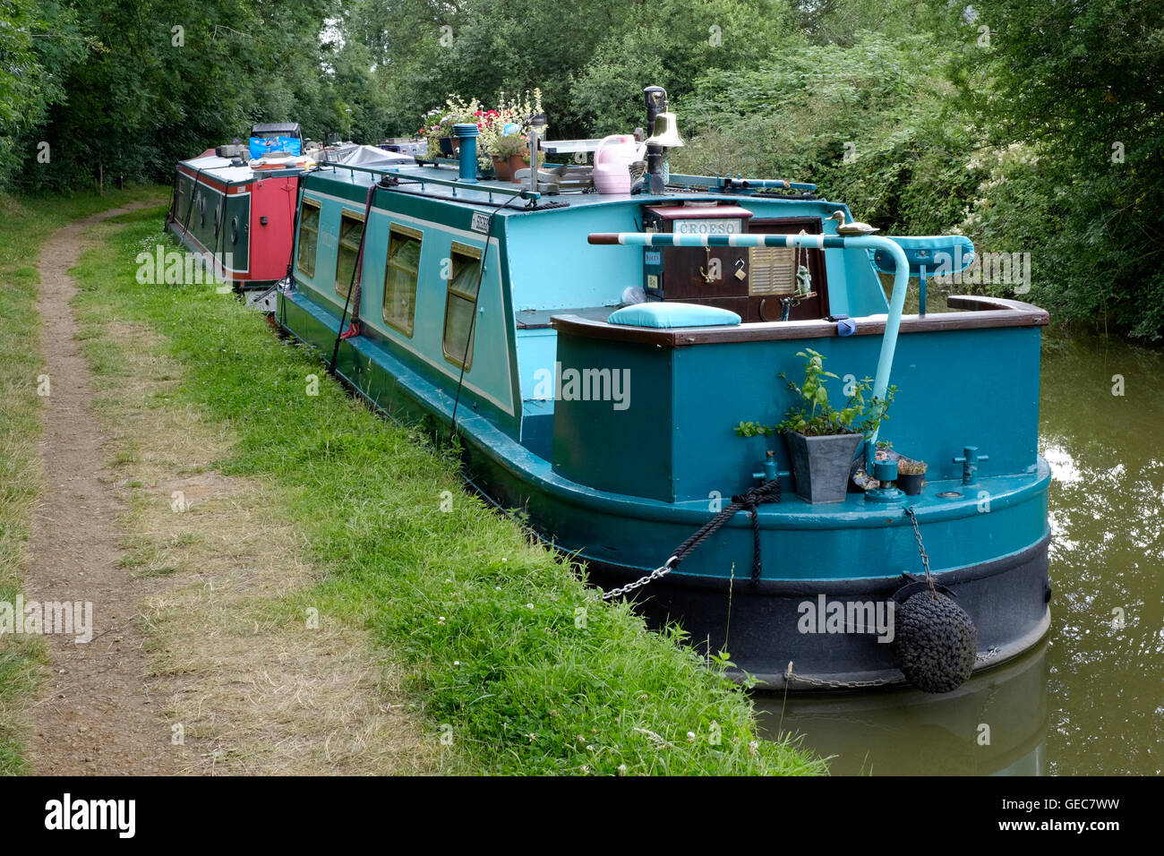 schmale Boote vertäut am Oxford-Kanal bei Cropredy in der Nähe von Banbury England uk Stockfoto