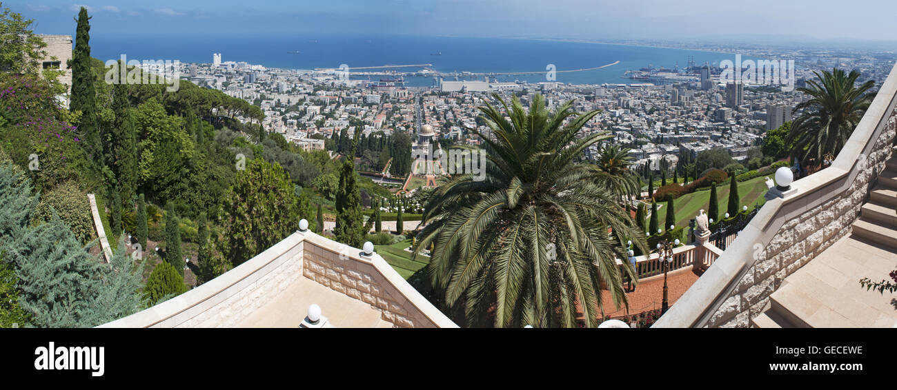 Haifa, Israel: die Skyline und die Bahai Gärten, Teil der Bahai World Center Gebäude, den Ort der Anbetung für die Bahai Religion Stockfoto