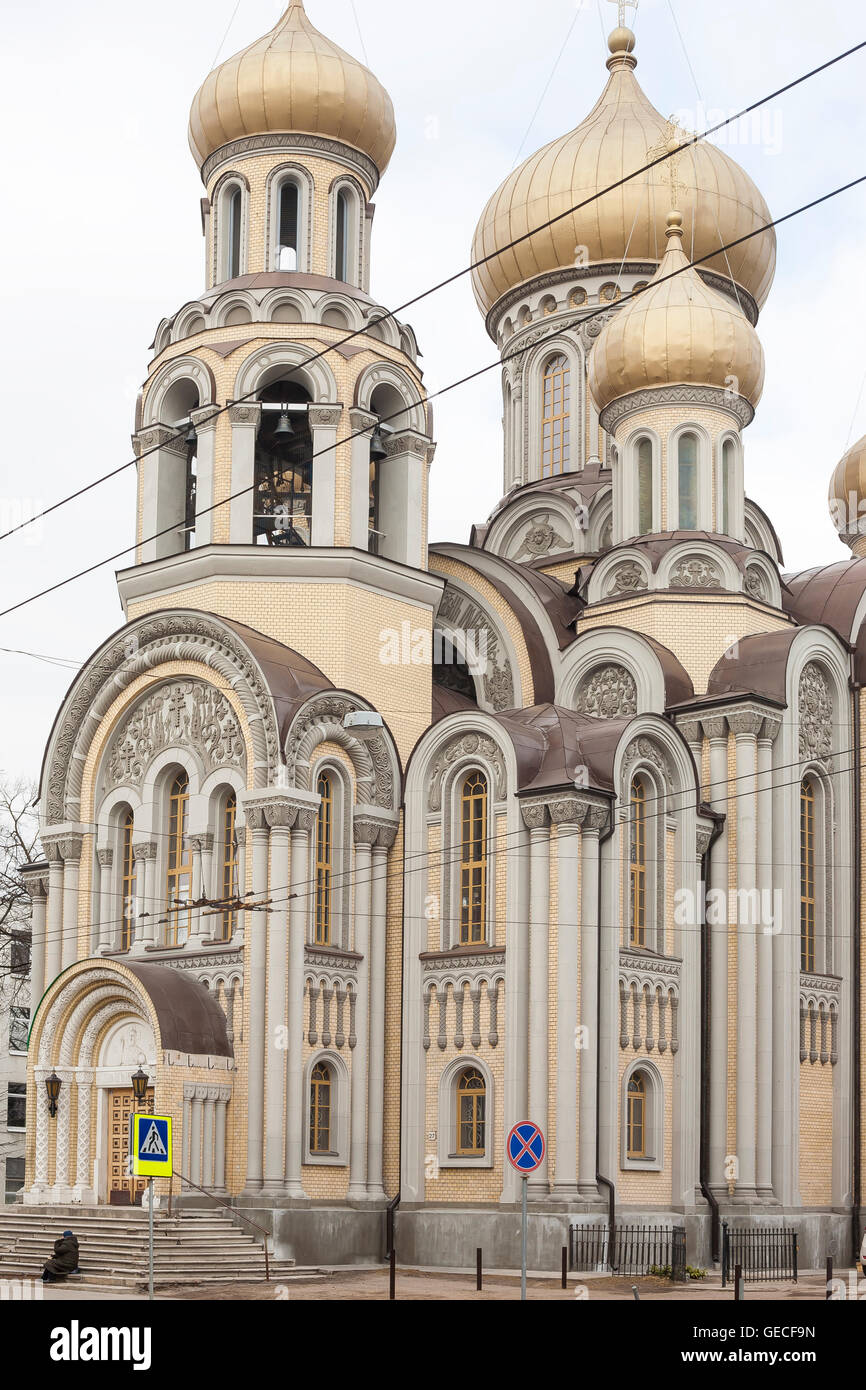 Die Kirche der Hl. Konstantin und St. Michael mit gold farbigen Zwiebel tops Post Renovierung in Vilnius, Litauen. Stockfoto